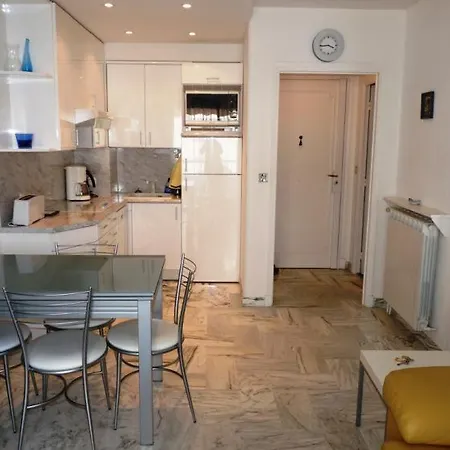 Sleeps 4 Air Con Wifi Cannes