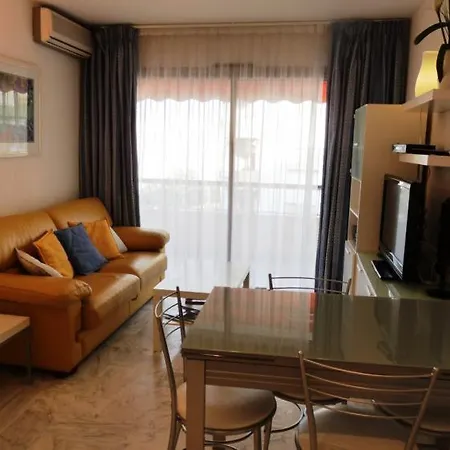 Sleeps 4 Air Con Wifi Apartment
